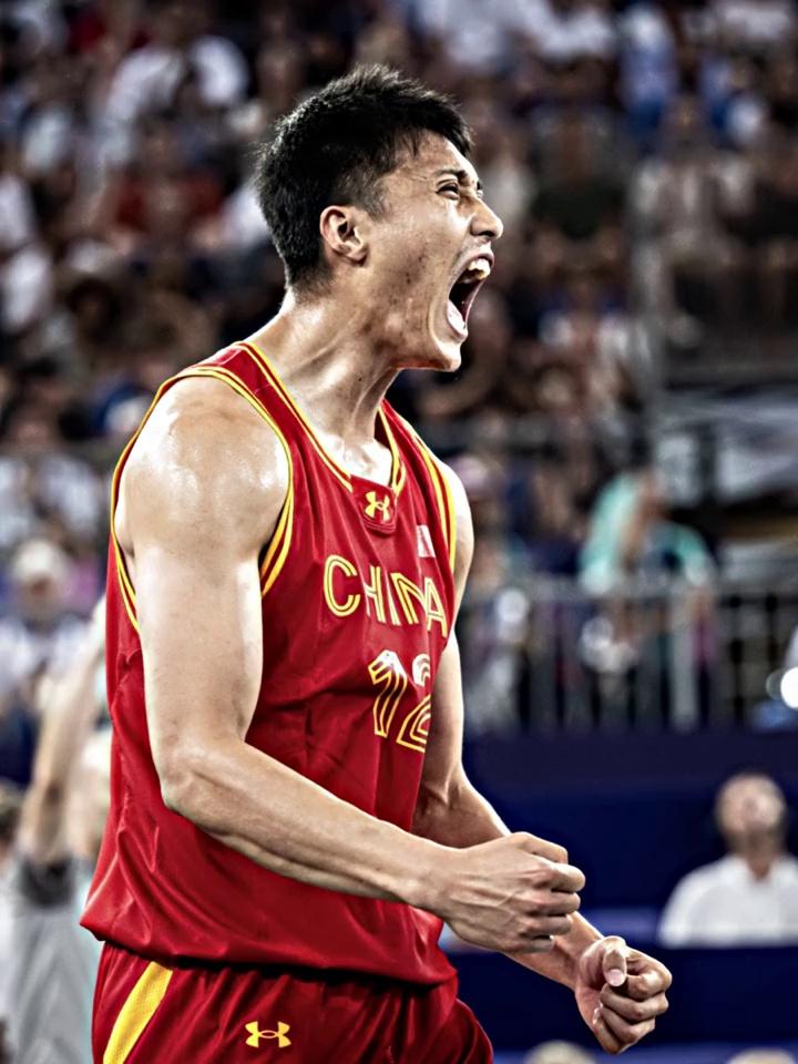 现场气氛热烈，球场上的奇迹让人动容